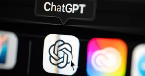 Icono de ChatGPT en la barra de aplicaciones de un ordenador, con la noticia de GPT 6 Sol y GPT 6 Luna de OpenAI