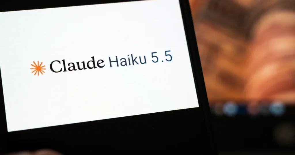 Pantalla de móvil con el nombre Claude Haiku 5.5 y el logo de Anthropic, el modelo barato lanzado el 7 de octubre de 2026