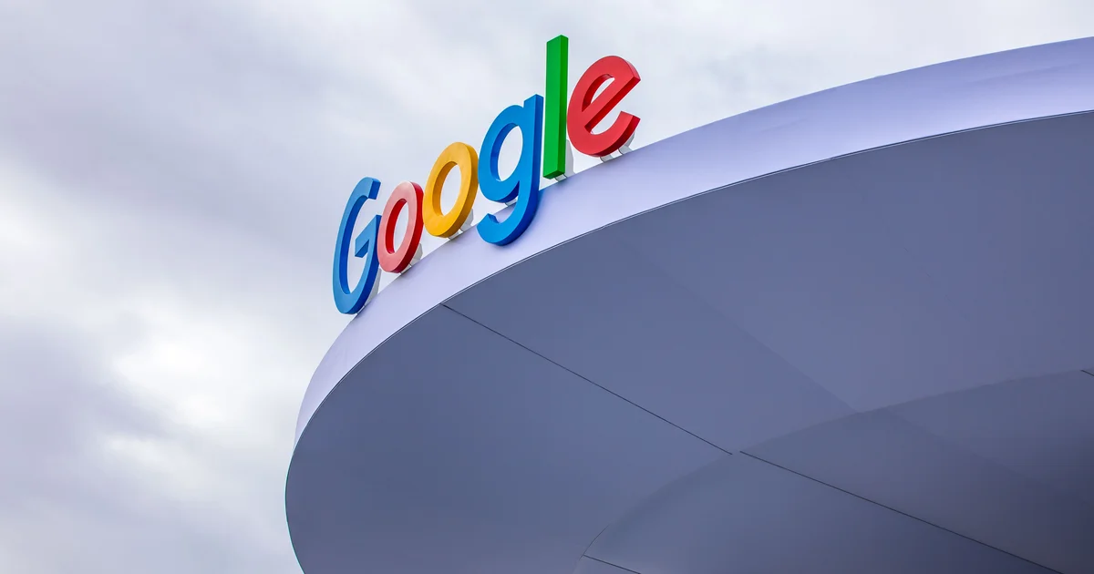 Logotipo de Google en lo alto de un edificio, empresa que ha presentado nuevas herramientas de Gemini para pequeños negocios