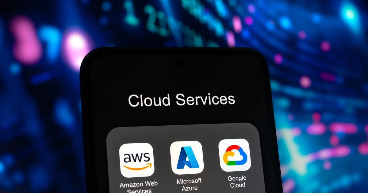 Móvil con una carpeta de servicios en la nube que reúne los iconos de Amazon Web Services, Microsoft Azure y Google Cloud, las tres grandes nubes donde ya se pueden usar modelos de OpenAI