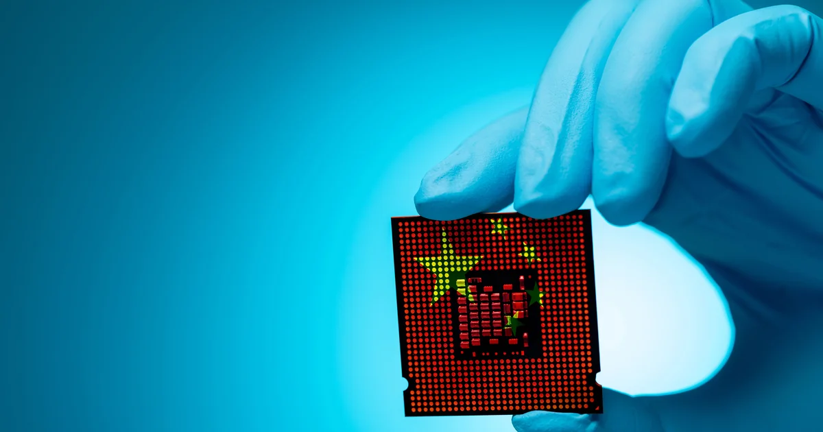 Mano con guante sujetando un chip de ordenador con la bandera de China impresa, para ilustrar el modelo chino cuyo fabricante admite que va por detrás en ciberseguridad
