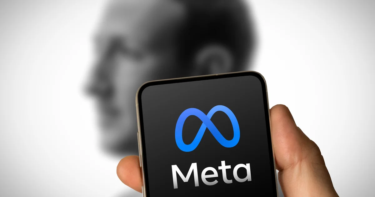 Una mano sostiene un móvil con el logotipo de Meta, en la sección sobre la licencia con la que Meta publica los pesos de Muse Spark Open