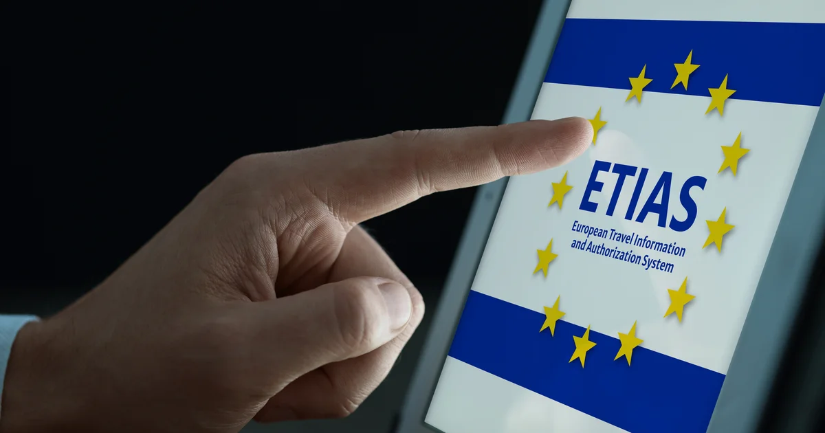 Un dedo toca una tableta con una web de la Unión Europea, en referencia a la IA entrenada y desplegable en Europa que defiende Mistral