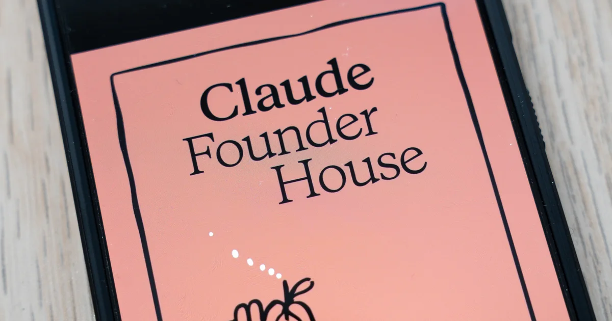 Pantalla de un móvil con el nombre de Claude, la IA que hay detrás de Claude Code y sus nuevos mods