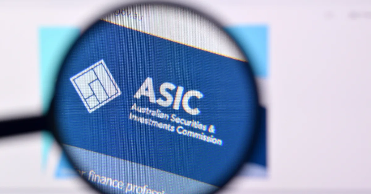 Una lupa sobre la web de un organismo regulador australiano en una pantalla, mientras crece el escrutinio sobre los agentes de IA en las webs públicas