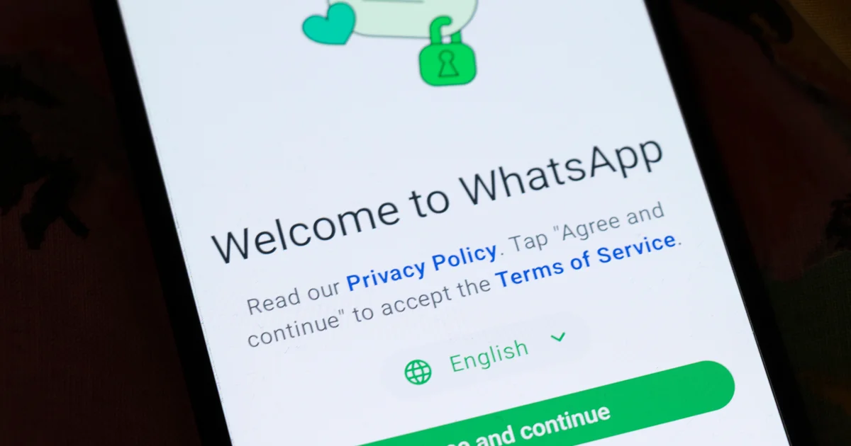 Pantalla de bienvenida de WhatsApp que enlaza a su política de privacidad y sus condiciones de servicio, para ilustrar la versión que ha dado WhatsApp sobre las instrucciones de su chatbot