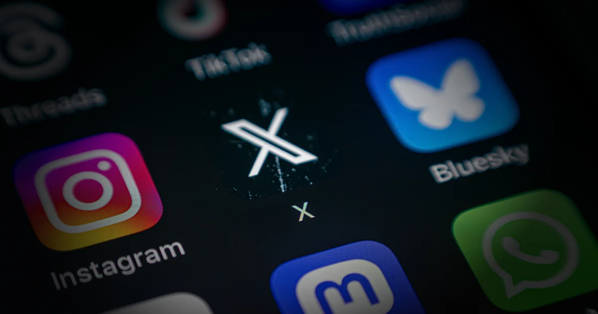 El icono de X entre otras redes sociales en la pantalla de un móvil, ahora que X mete Grok y Cursor en un solo plan de pago